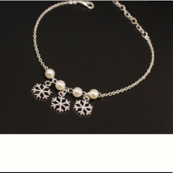 Jewelry - 💕3/$30 Snowflake Charm Bracelet